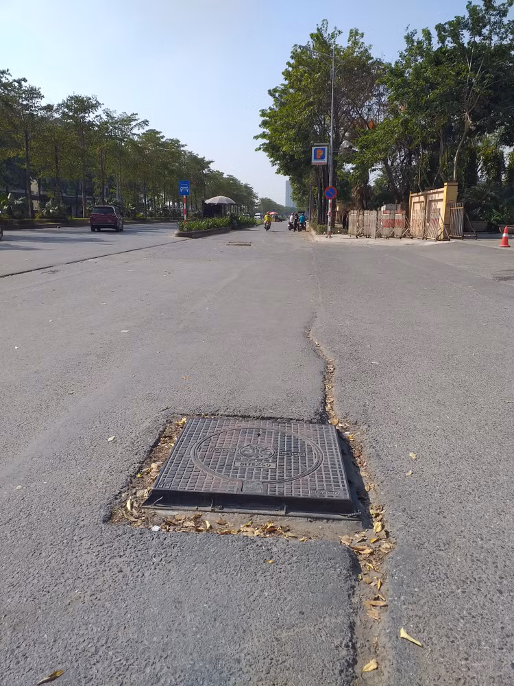 Đường Phạm Tu (quận Hoàng Mai, Hà Nội) cũng là một trong rất nhiều các tuyến giao thông ở thủ đô có nhiều những nắp cống hư hỏng, lồi lõm…