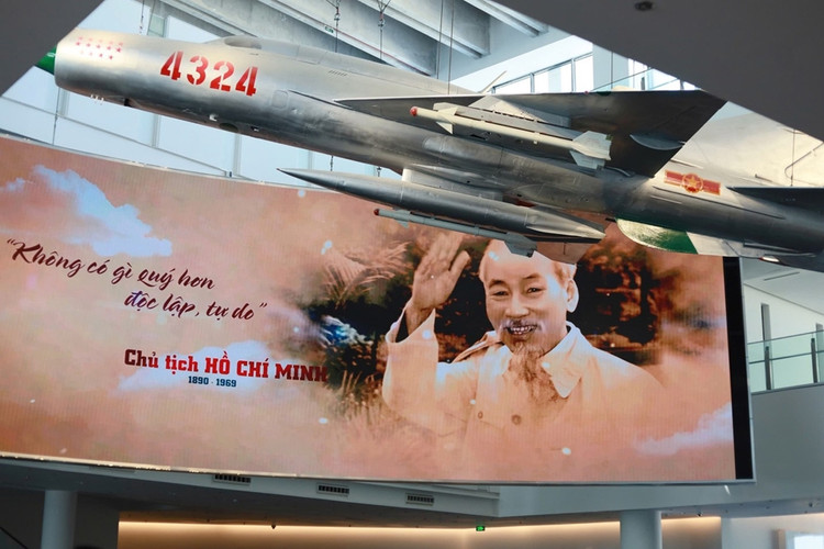 Máy bay MiG-21 mang số hiệu 4324. Ảnh: Báo Xây dựng.