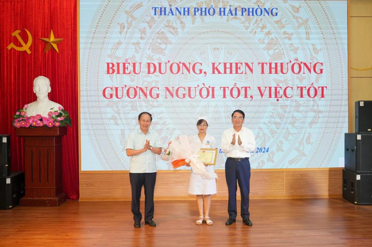 Bí thư Thành ủy Hải Phòng Lê Tiến Châu (bên trái) cùng Phó Chủ tịch UBND TP Hải Phòng Lê Khắc Nam tặng Bằng khen cho điều dưỡng Nguyễn Thị Thảo. Ảnh SK&amp;ĐS.