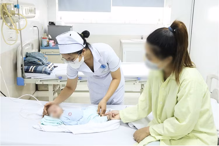 Ngày 12/7, điều dưỡng Thảo mới có điều kiện xuống thăm em bé mình từng cấp cứu đang được điều trị tại Bệnh viện Trẻ em Hải Phòng. Ảnh: BVCC.