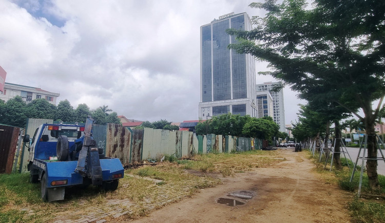 Dự án Khu dịch vụ thương mại, văn phòng cho thuê, nhà ở biệt thự tại phường Hưng Dũng (TP Vinh) được quây tôn bảo vệ “đất vàng”.