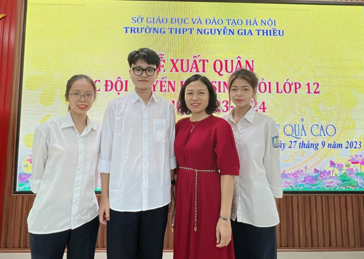 Cô Hà Diệp Lê, Giáo viên chủ nhiệm lớp 12D1, Trường THPT Nguyễn Gia Thiều cùng các học trò trong lễ xuất quân thi học sinh giỏi thành phố, Hà Nhi đứng ngoài cùng bìa trái. Ảnh: NVCC