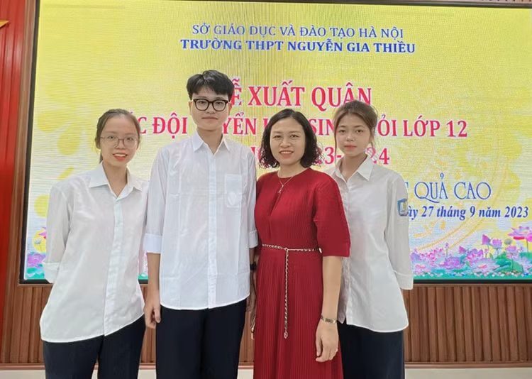 Cô Hà Diệp Lê, Giáo viên chủ nhiệm lớp 12D1, Trường THPT Nguyễn Gia Thiều cùng các học trò trong lễ xuất quân thi học sinh giỏi thành phố, Hà Nhi đứng ngoài cùng bìa trái. Ảnh: NVCC