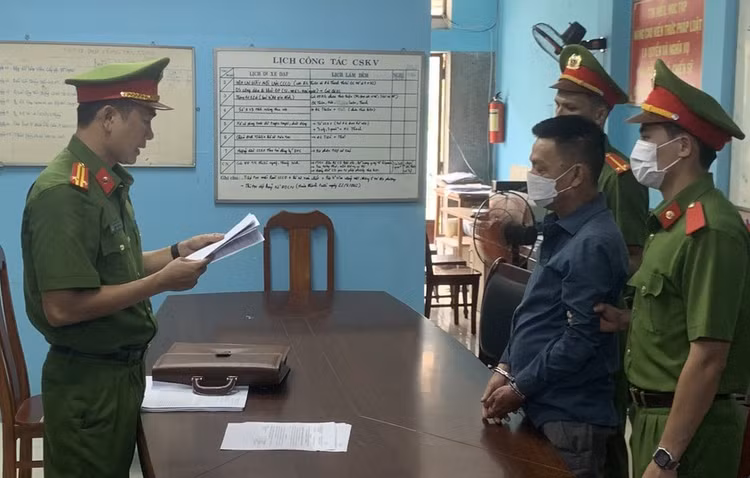 Công an đọc lệnh bắt tạm giam Đặng Kiều Phong (ảnh CA)