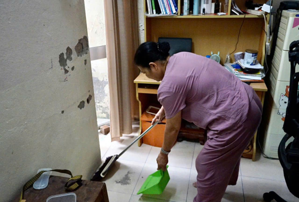 Với những người dân nơi đây, việc quét vữa từ tường rơi ra là công việc hằng ngày.