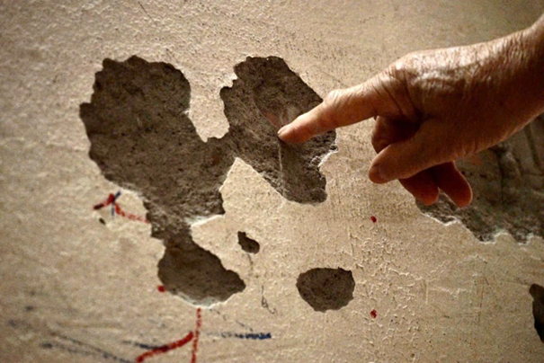 Chỉ cần đụng nhẹ là vữa tường rơi ra tơi tả.