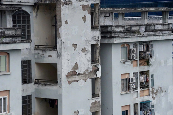 Chị Lê Thị Thảo, cư dân tòa A6B nói: “Tôi mua căn hộ này 3 năm, hồi mới mua chúng tôi định chuyển đi luôn vì vừa về được 1 tuần, nghe thấy nhà trên tầng có tiếng rầm, hỏi ra mới biết một mảng vữa trên trần sập xuống. Nhà có con nhỏ mà tường vữa lở ra, sợ ảnh hưởng sức khoẻ cho con nên tôi phải cải tạo toàn bộ. Róc vữa ra trát lại, chỗ nào mủn quá vữa không ăn thì phải ốp nhựa”.