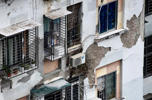 Hiện rất nhiều hạng mục phụ trợ ở một số tòa nhà đã bị xuống cấp nghiêm trọng. Phía bên ngoài tòa nhà nhiều chỗ bị bong tróc từng mảng sơn lớn, khiến cả khu nhà trở nên nhếch nhác, lạc lõng giữa những tòa nhà khang trang, hiện đại.