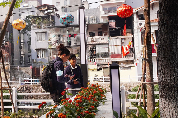 Một vài du khách nước ngoài đã đến đây chụp ảnh lưu niệm.