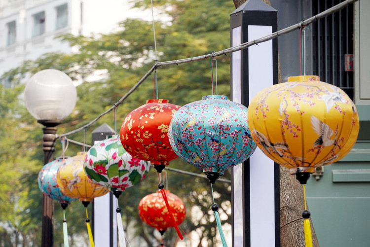 Những chùm đèn lồng rực rỡ sắc màu.