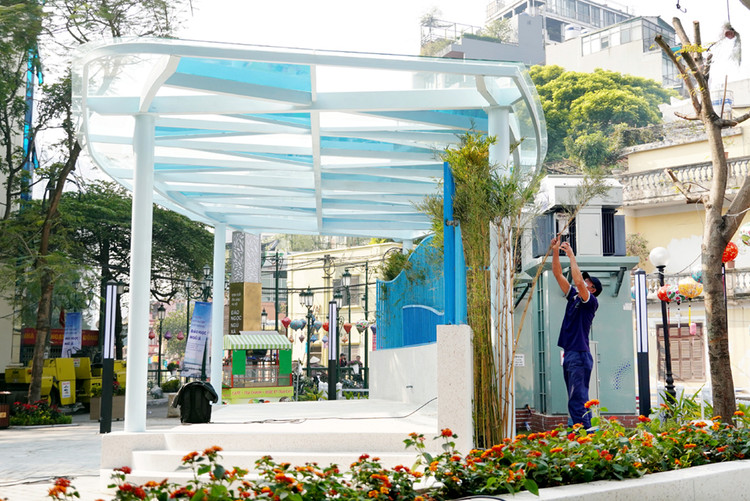 Sân khấu ngoài trời cùng với hệ thống đèn trang trí, ghế đá, cây xanh, phần vỉa hè đang được chỉnh trang những bước cuối cùng.