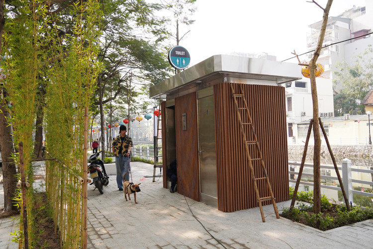 Nhà vệ sinh được trang trí rất nhẹ nhàng, kín đáo.