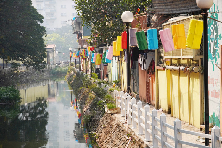 Hệ thống đèn chiếu sáng được hoàn thiện ở nhiều khu vực trên phố đi bộ.