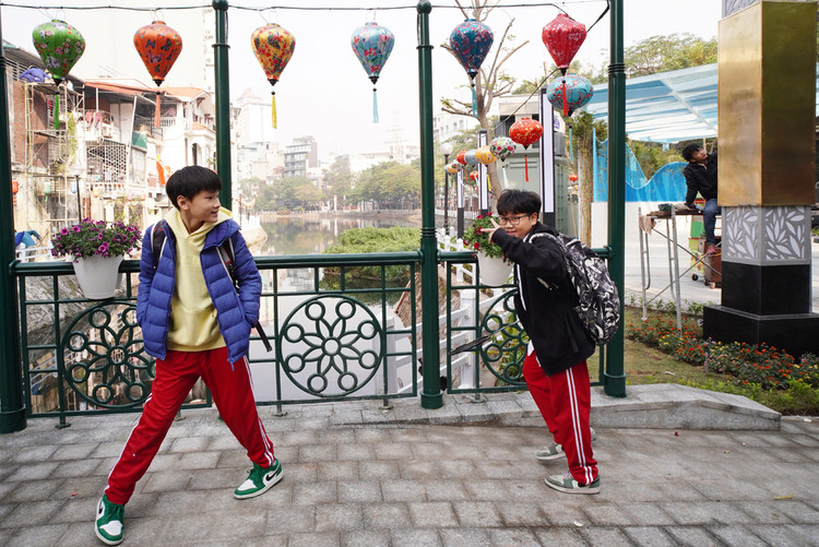 Các em học sinh tỏ ra rất thích thú khi được vui chơi trên vỉa hè vừa mới lát phẳng.