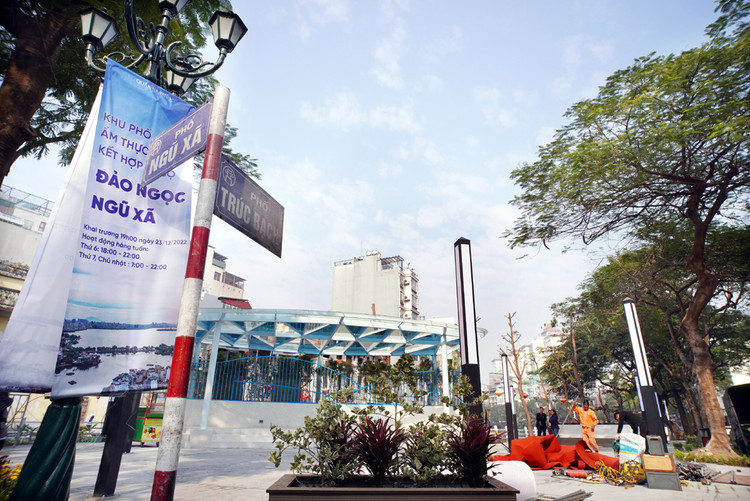 Sau khoảng 3 tháng thi công, dự kiến 19h00 ngày 23/12/2022, không gian đi bộ Đảo Ngọc - Ngũ Xã sẽ chính thức đi vào hoạt động.