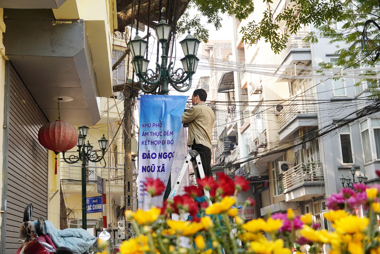 Các tuyến phố đều được treo băng rôn dọc theo hai bên đường.