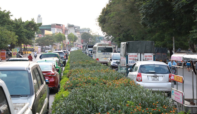 Vỉa hè bị chiếm dụng.