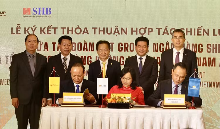 Đại diện lãnh đạo Tập đoàn T&amp;T Group, Ngân hàng SHB và Vietnam Airlines ký thỏa thuận hợp tác chiến lược..