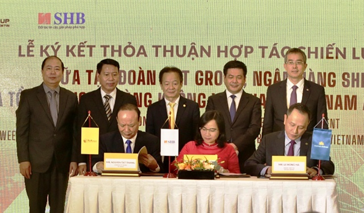 Đại diện lãnh đạo Tập đoàn T&amp;T Group, Ngân hàng SHB và Vietnam Airlines ký thỏa thuận hợp tác chiến lược.
