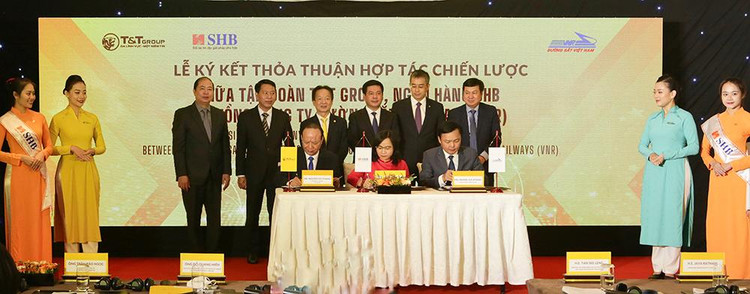 Đại diện lãnh đạo Tập đoàn T&amp;T Group, Ngân hàng SHB và Tổng Công ty Đường sắt Việt Nam ký thỏa thuận hợp tác chiến lược.