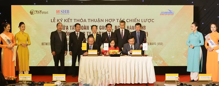 Đại diện lãnh đạo Tập đoàn T&amp;T Group, Ngân hàng SHB và Tổng Công ty Đường sắt Việt Nam ký thỏa thuận hợp tác chiến lược.