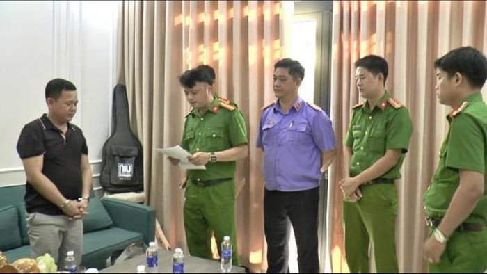 Cơ quan CSĐT Công an TP Đà Nẵng thực hiện lệnh bắt tạm giam bị can Lê Khắc Quốc. Cơ quan CSĐT Công an TP Đà Nẵng thực hiện lệnh bắt tạm giam bị can Lê Khắc Quốc.