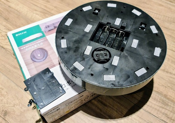 Robot hút bụi giá rẻ thường không có cảm biến tự động tránh chướng ngại vật mà sử dụng bánh xe xoay tròn đa hướng, như trên đồ chơi của trẻ em.