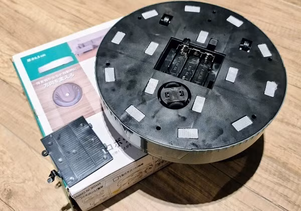 Robot hút bụi giá rẻ thường không có cảm biến tự động tránh chướng ngại vật mà sử dụng bánh xe xoay tròn đa hướng, như trên đồ chơi của trẻ em.