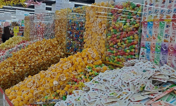 Bánh kẹo, rau câu được các cửa hàng bày bán cân ký.