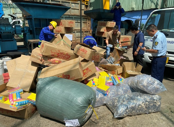 Lực lượng quản lý thị trường tổ chức tiêu hủybánh, kẹo, mứt không rõ nguồn gốc. Ảnh: QLTT.