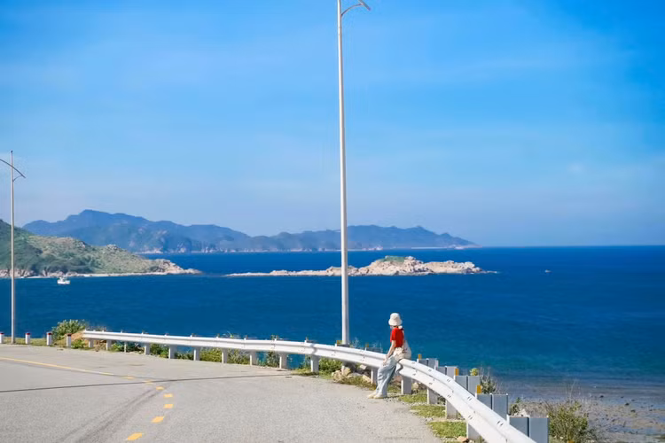 Chinh phục cung đường ven biển đẹp nhất Ninh Thuận - Ảnh Phương Tali