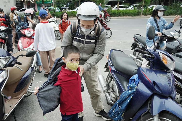 Khi đến trường, phụ huynh đã chủ động nhắc các con cởi áo khoác ngoài trước khi vào lớp.