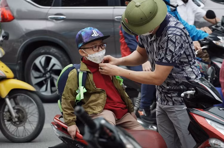 Nhiều em nhỏ đi học đã được bố mẹ chuẩn bị kỹ áo rét.