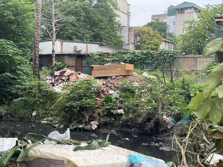 Vào ngày thời tiết không thuận lợi, mùi rác bốc lên nồng nặc, ai đi qua đây cũng phải lắc đầu ngao ngán.