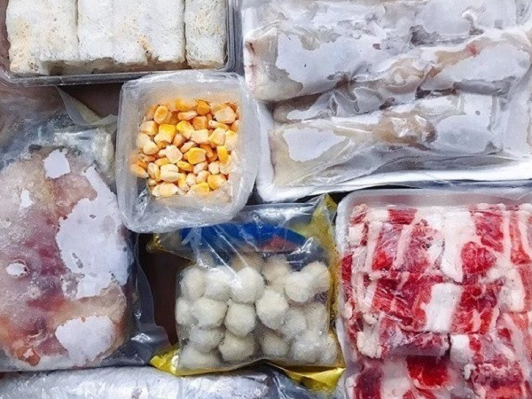 Nhiều nơi rao bán thực phẩm đông lạnh không có nhãn mác, nguồn gốc xuất xứ. Nguồn: IT.