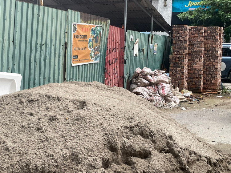 Trong khi đó, dọc con ngõ 36 Giang Văn minh có rất nhiều ô tô xếp thành từng hàng dài. Con ngõ này xuất hiện nhà dựng quây tôn có dấu hiệu trông giữ phương tiện không phép. Cùng đó, có kho dựng tạm bằng tôn.