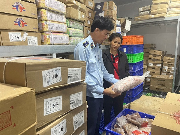 Lực lượng QLTT tạm giữ 140 kg mề gà, chả cá đông lạnh không rõ nguồn gốc. Nguồn: QLTT TP HCM.