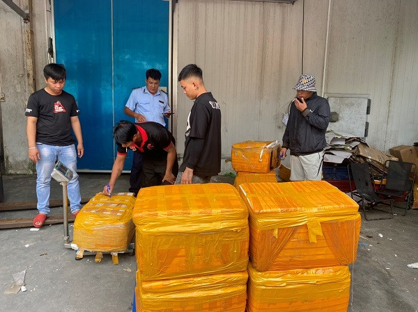 Lực lượng QLTT kiểm tra, tạm giữ 400 kg dồi trường heo, vú heo đông lạnh không rõ nguồn gốc. Nguồn: QLTT TP HCM.