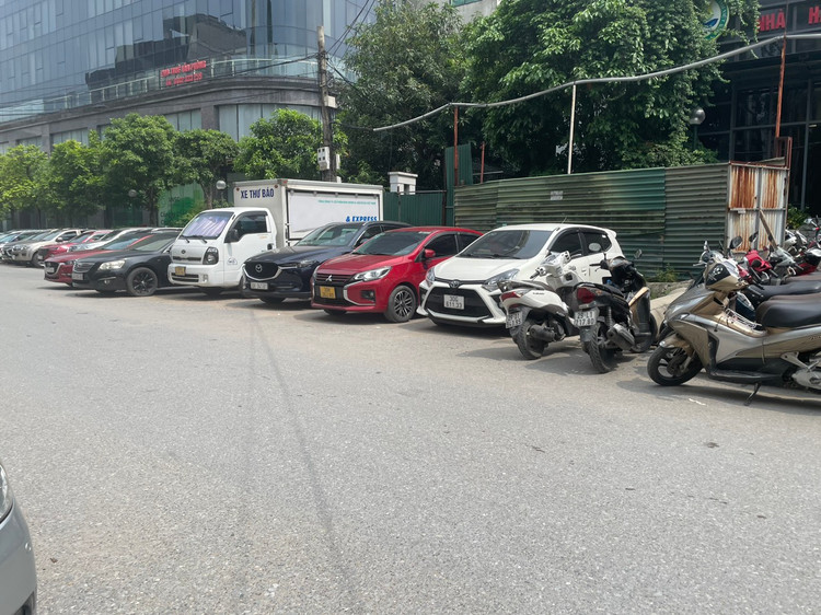 Những vật liệu phục vụ xây dựng dự án được xếp gọn gàng chờ ngày thi công trở lại, đến nay đã rỉ sét. Các xe tải ra vào khá nhộn nhịp, có cả xe tự chế chở phế thải sắt vào kho bãi tập kết phía trong dự án.