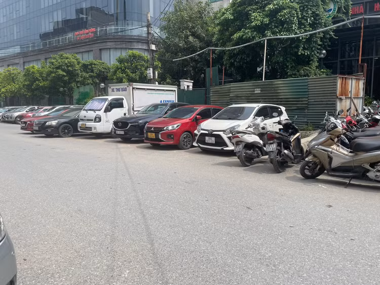 Những vật liệu phục vụ xây dựng dự án được xếp gọn gàng chờ ngày thi công trở lại, đến nay đã rỉ sét. Các xe tải ra vào khá nhộn nhịp, có cả xe tự chế chở phế thải sắt vào kho bãi tập kết phía trong dự án.