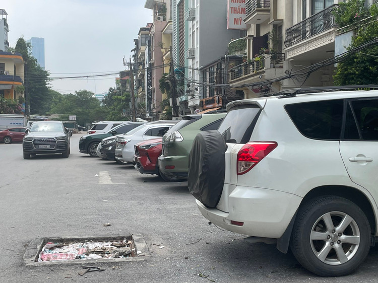 Đến nay, sau 16 năm, dự án này vẫn “đắp chiếu”, phát sinh rác thải, ô nhiễm môi trường, dấu hiệu sử dụng sai mục đất làm điểm tập kết vật liệu xây dựng, trông giữ xe không phép.