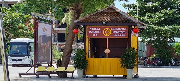 Trời nắng gắt nên phố xá tương đối vắng vẻ, các điểm bán vé không đông đúc.