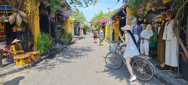 Giá vé tham quan phố cổ được niêm yết là 80.000 đồng cho khách trong nước và 120.000 đồng cho khách quốc tế.