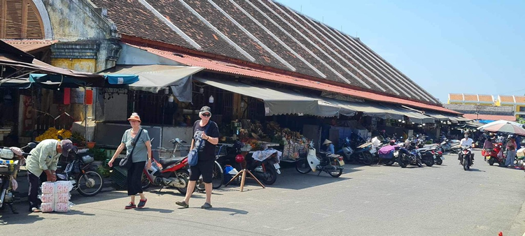 Việc bán vé tham quan chỉ áp dụng với du khách đi theo đoàn.