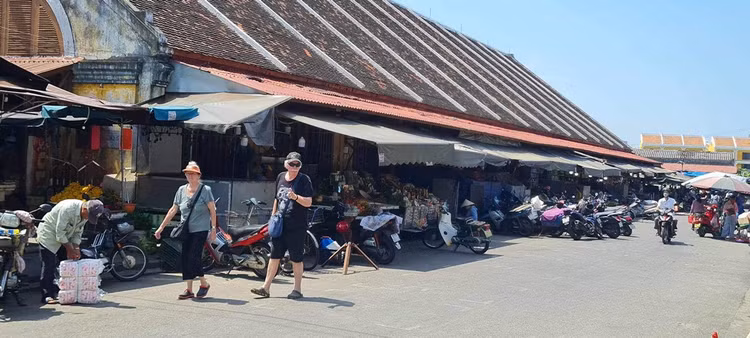 Việc bán vé tham quan chỉ áp dụng với du khách đi theo đoàn.