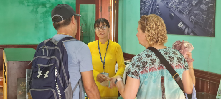 Nhân viên bán vé hướng dẫn du khách về các điểm tham quan trong phố cổ.