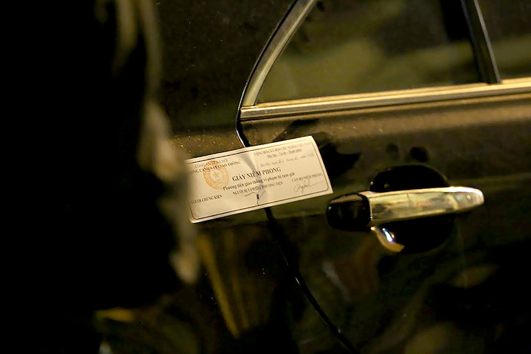 Xe ô tô của một trường hợp vi phạm nồng độ cồn đã bị dán giấy niêm phong.