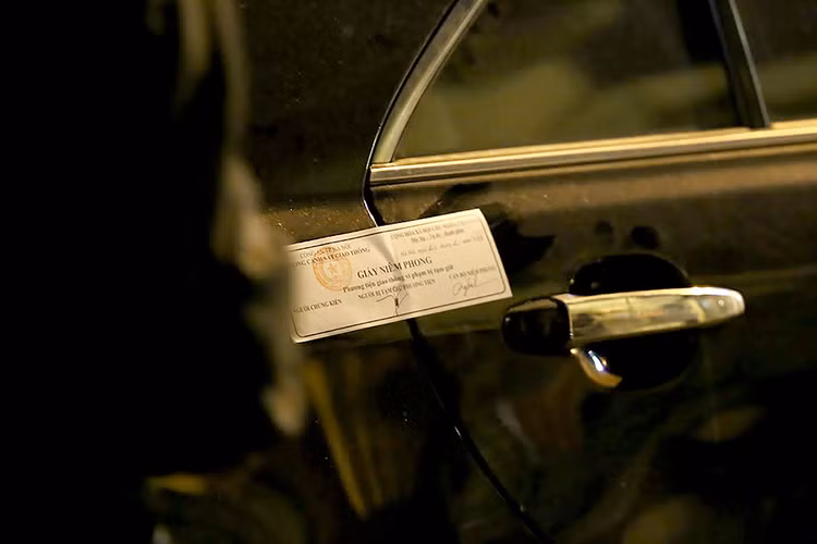 Xe ô tô của một trường hợp vi phạm nồng độ cồn đã bị dán giấy niêm phong.