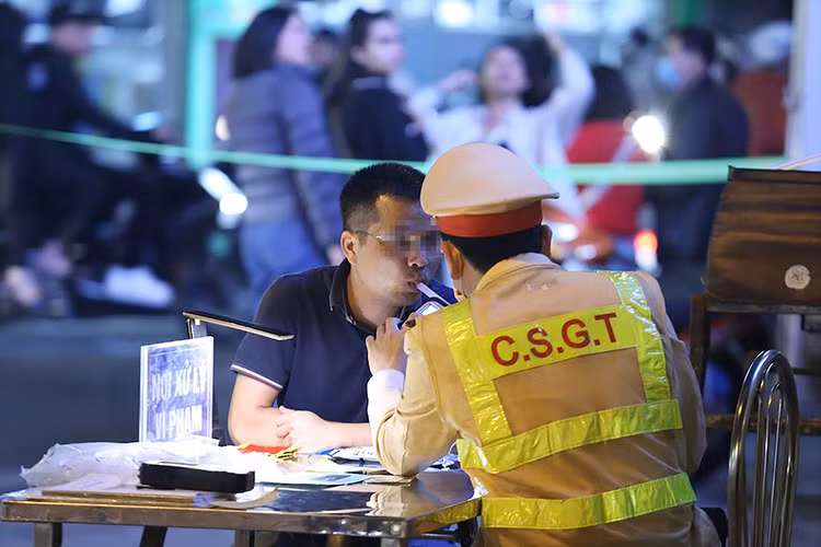 Nếu phát hiện nồng độ cồn, tài xế sẽ tiếp tục phải thổi vào ống máy đo nồng độ cồn để xác định mức vi phạm.