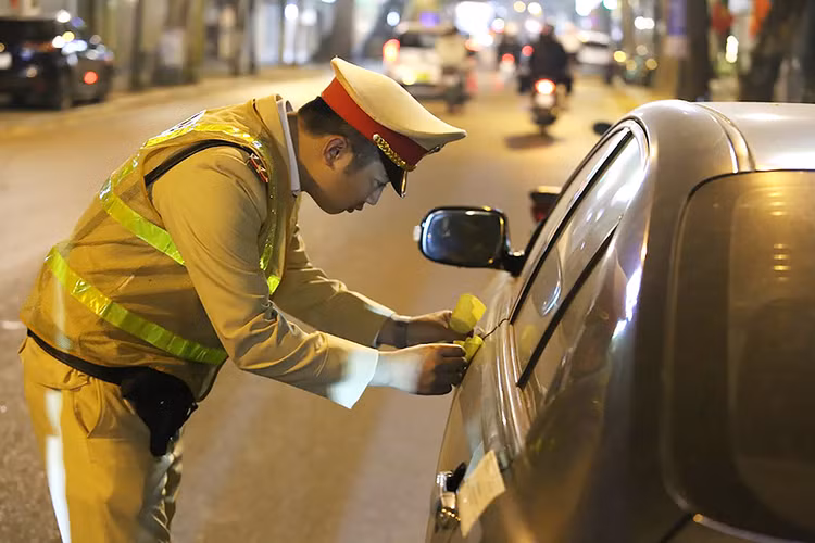 Với những xe vi phạm sẽ được lực lượng chức năng lập biên bản và dán giấy niêm phong.